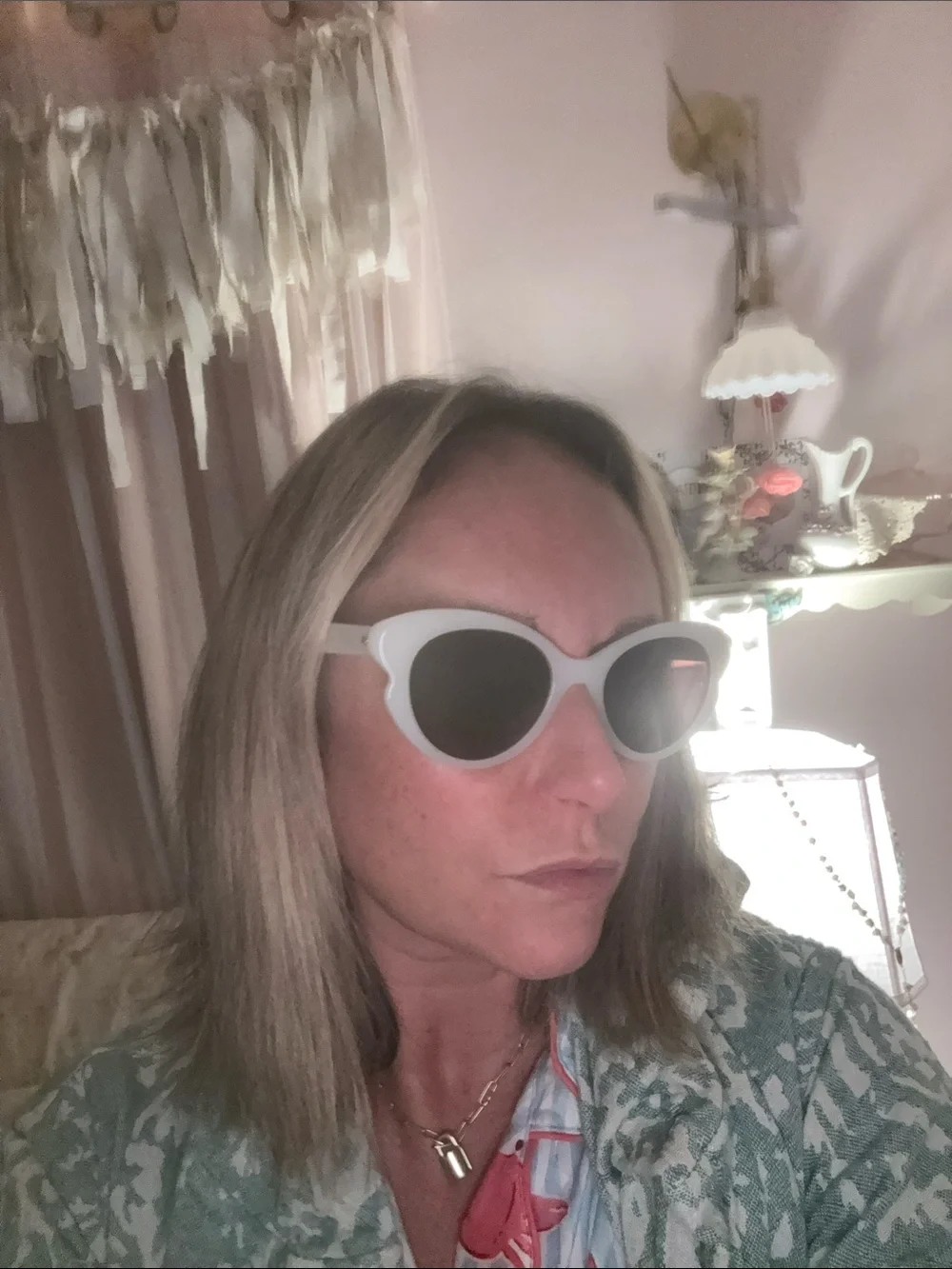 kate spade White Cat Eye Sunglasses with Dark Lenses only worn ounce with case